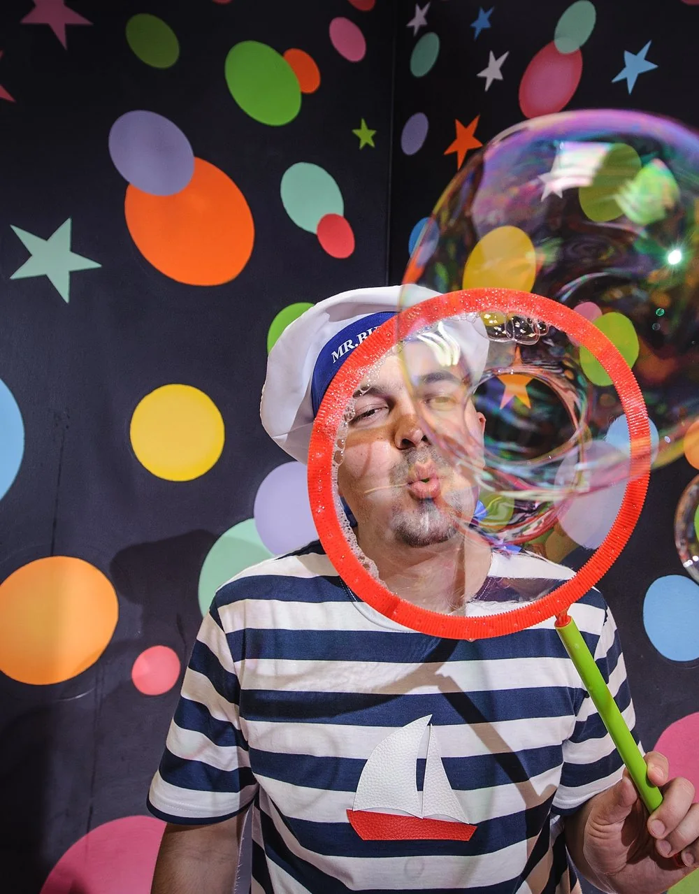 Mr. Bubble počas bublinovej show s veľkou bublinou